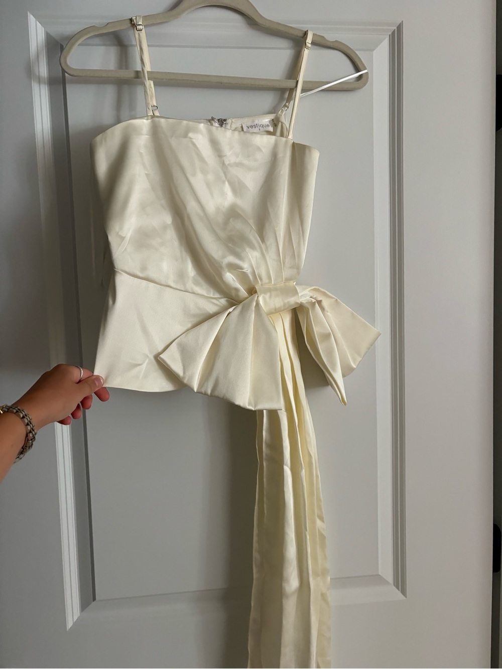 Vestique Cream Tank Top With Bow